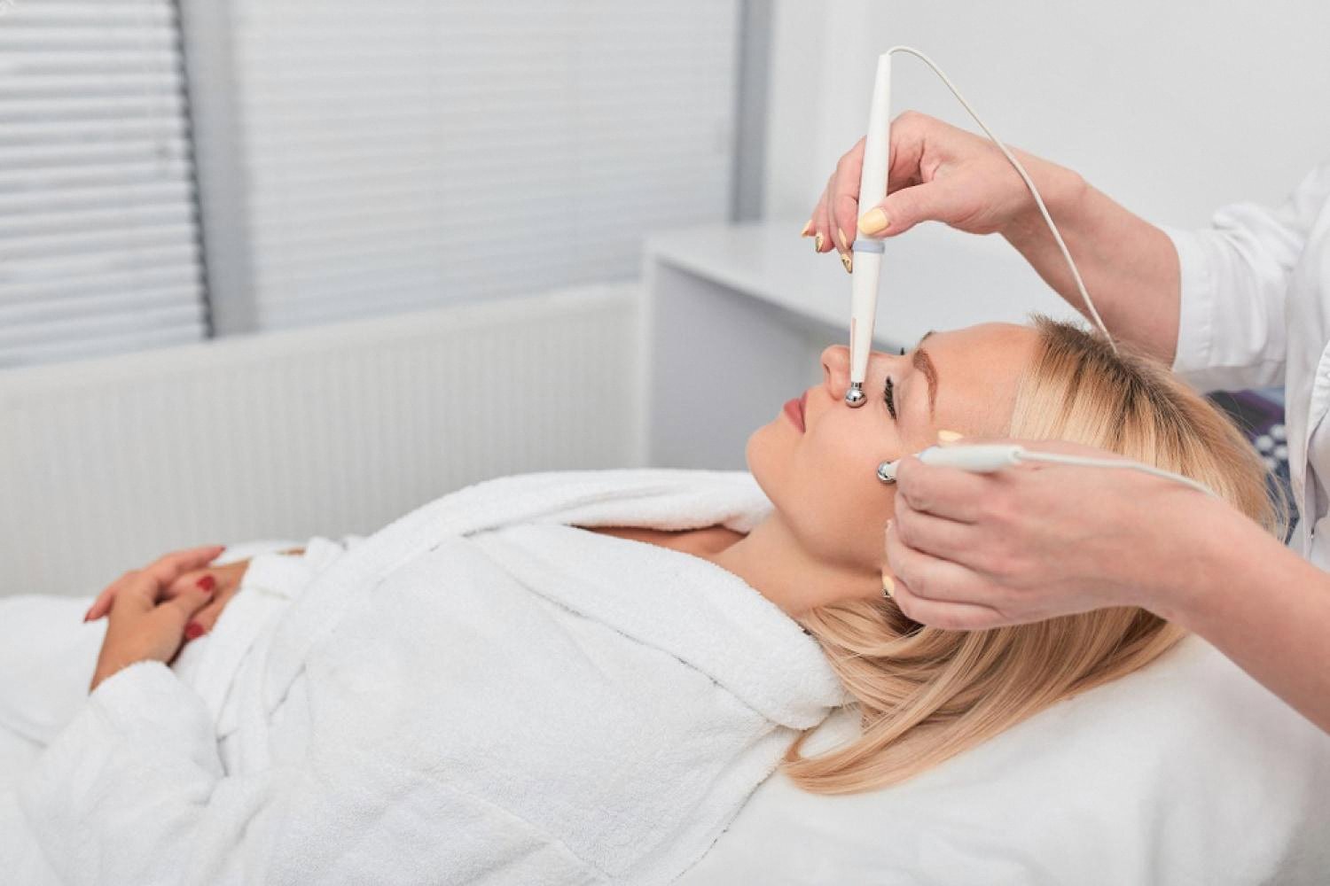 Patient receiving a hardware facial procedure to restore skin firmness in a UAE clinic